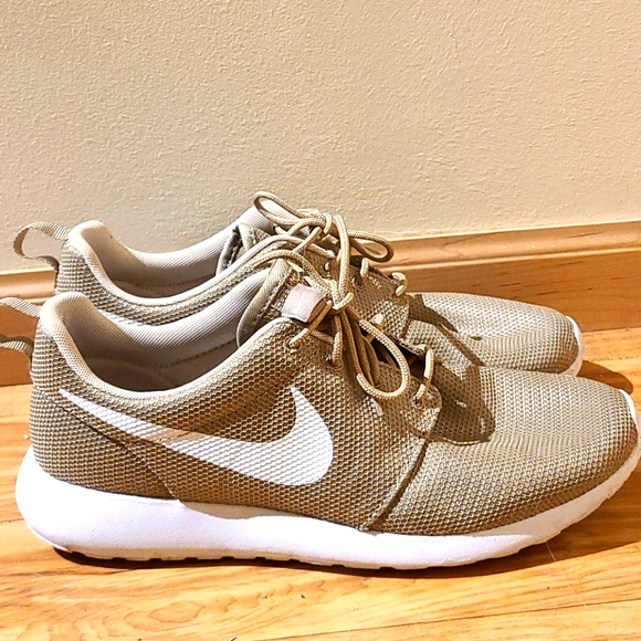 Nike tan barely worn - Picture 2 of 3